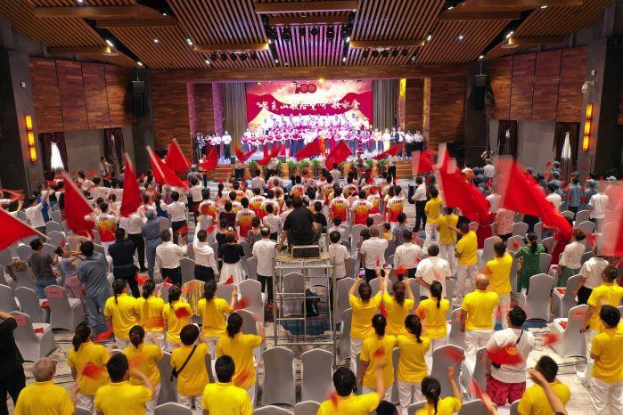 12、清江公司“唱支山歌給黨聽”歌詠會現(xiàn)場（呂新宇 攝）