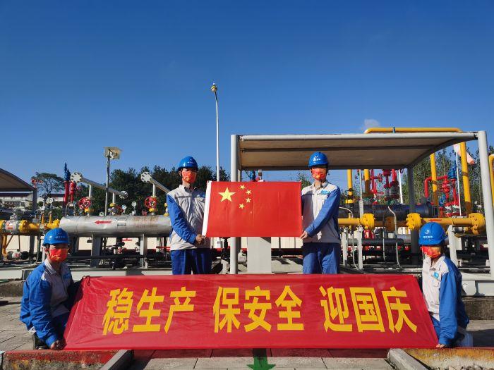 3.4堅(jiān)守-9月29日,省天然氣公司紅安分輸站員工與國(guó)旗同框(拍攝:汪中圓) 3.4堅(jiān)守-9月29日,省天然氣公司紅安分輸站員工與國(guó)旗同框(拍攝:汪中圓)