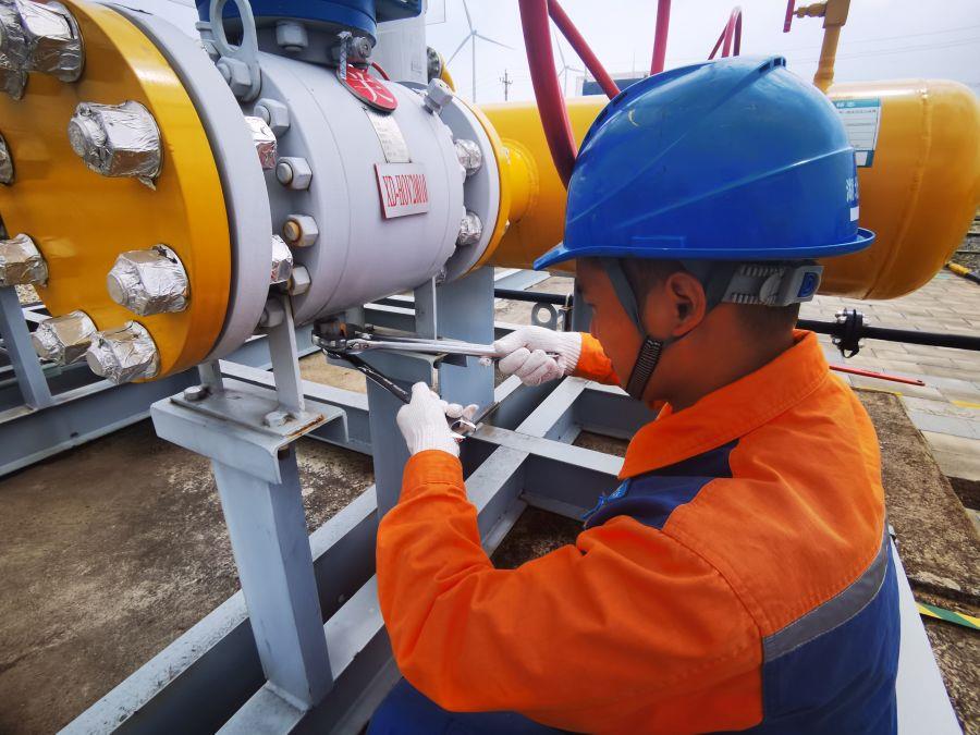 鄂西北維搶隊對閥門進行內漏檢查作業(拍攝:劉尚) 鄂西北維搶隊對閥門進行內漏檢查作業(拍攝:劉尚)