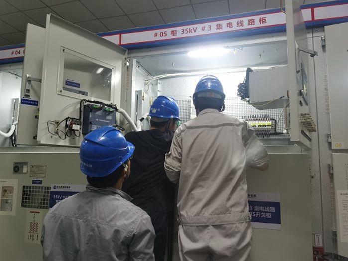 檢修員正在對電流互感器進行直流電阻測試（攝影：任青清）