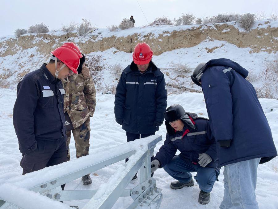 技術人員講解組塔注意事項(攝影:姚旻璐) 技術人員講解組塔注意事項(攝影:姚旻璐)