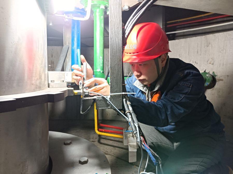 祝迪在峽口塘電站安裝齒盤探頭(清江公司供稿) 祝迪在峽口塘電站安裝齒盤探頭(清江公司供稿)