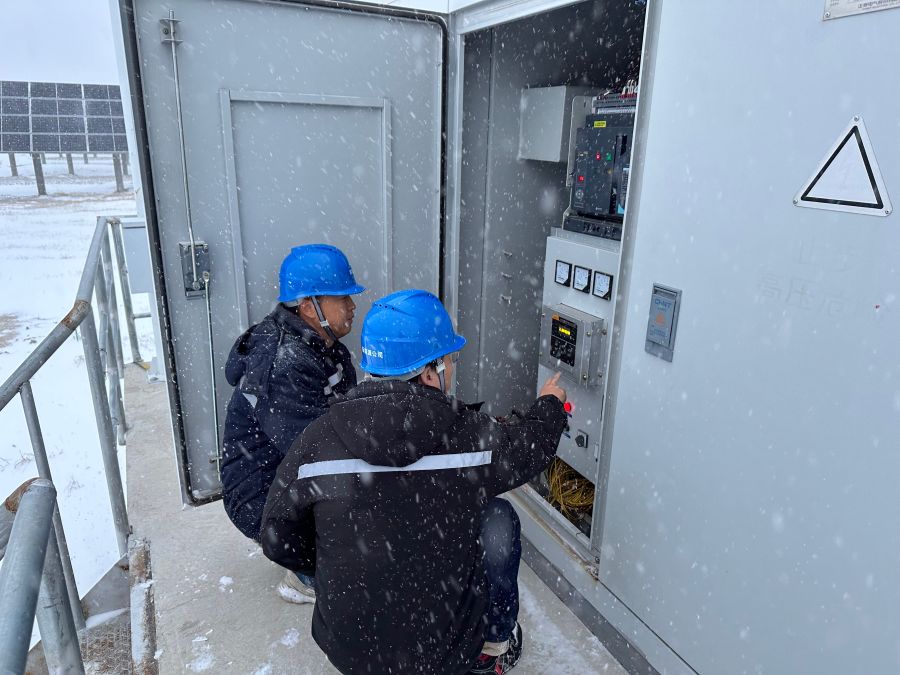 檢查箱變(新能源公司供稿) 檢查箱變(新能源公司供稿)