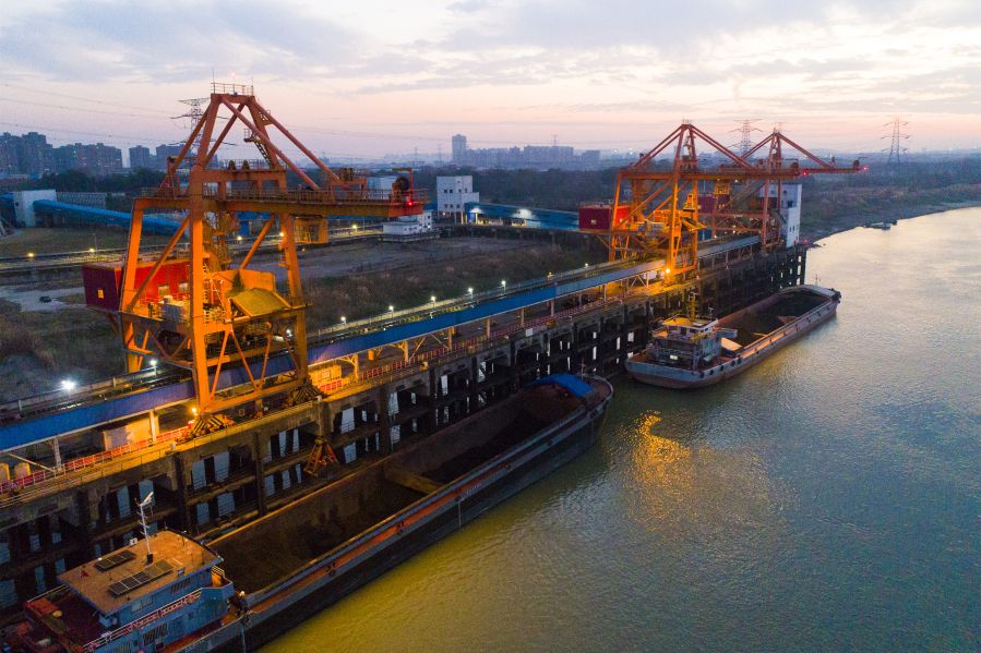 傍晚時(shí)分碼頭緊張接卸燃煤(攝影:王鑫) 傍晚時(shí)分碼頭緊張接卸燃煤(攝影:王鑫)