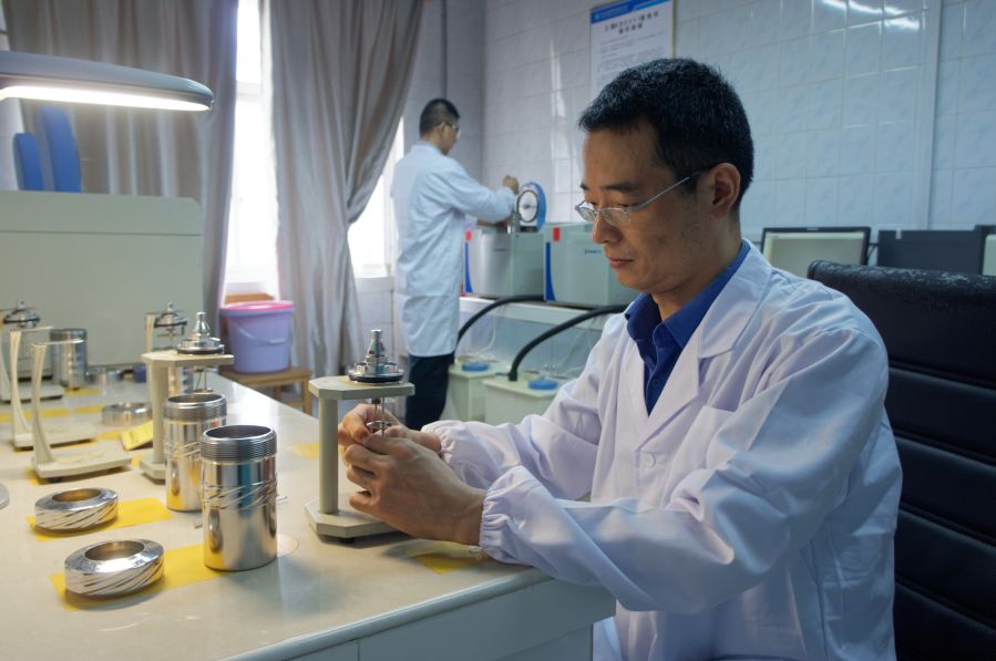 化驗員仔細操作（攝影：潘濤）