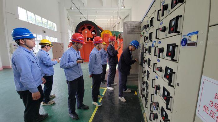 設備操作(攝影:萬芳) 設備操作(攝影:萬芳)