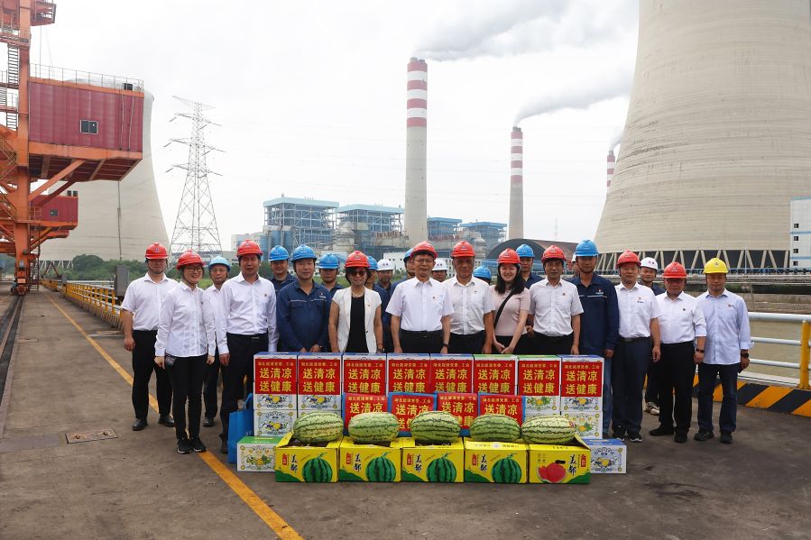 2024年7月11日,涂山峰慰問鄂州發(fā)電公司防汛保供一線員工(攝影:王鑫) 2024年7月11日,涂山峰慰問鄂州發(fā)電公司防汛保供一線員工(攝影:王鑫)