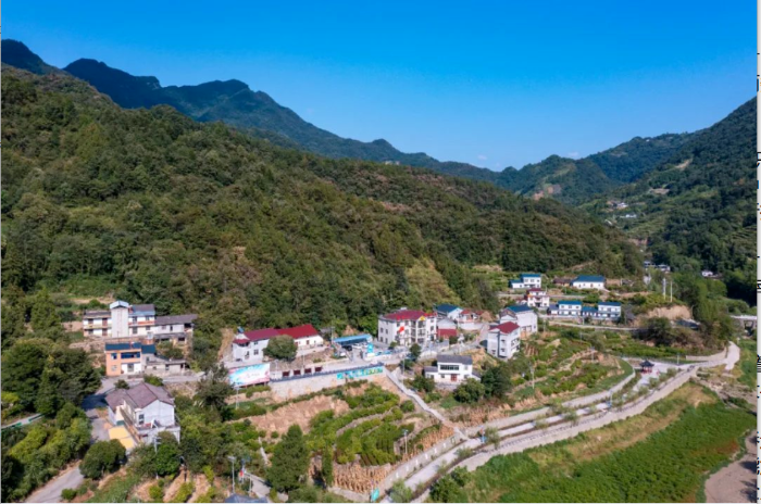 村內(nèi)公路暢通了 攝影：胡九思